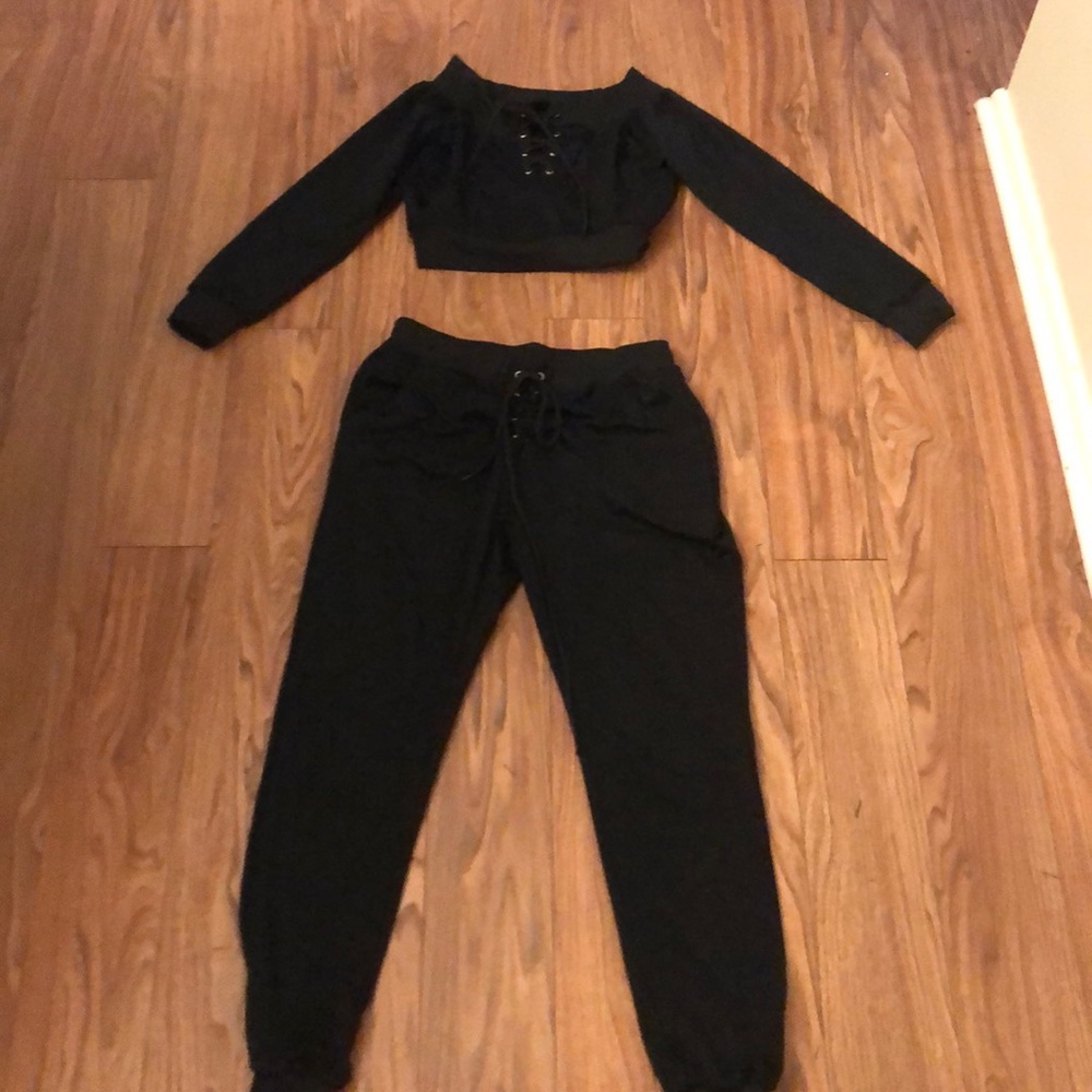 Cropped sweatshirt and sweatpants set